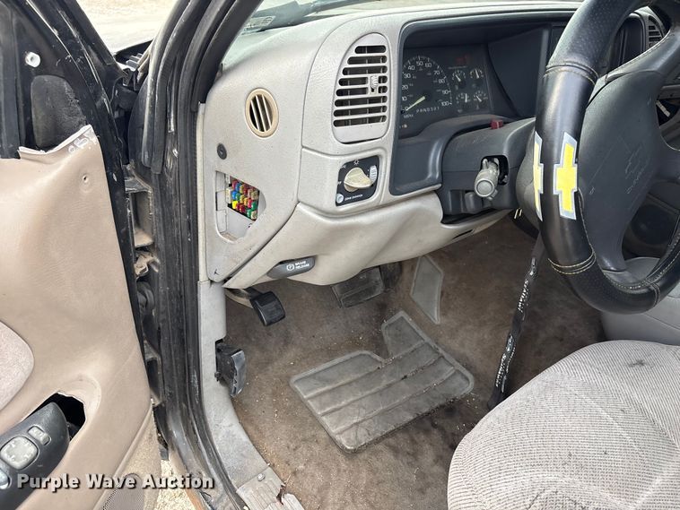 image for item EW8996 1997 Chevrolet C1500 Ext. Cab pickup truck