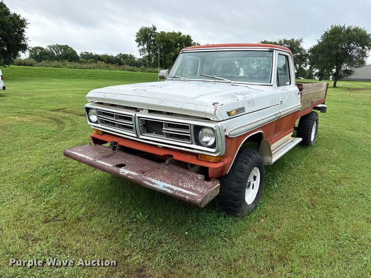 1975 Ford F250 flatbed pickup truck