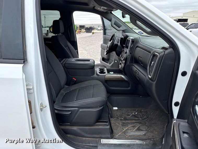 image for item FB6786 2019 Chevrolet Silverado 1500 Crew Cab pickup truck