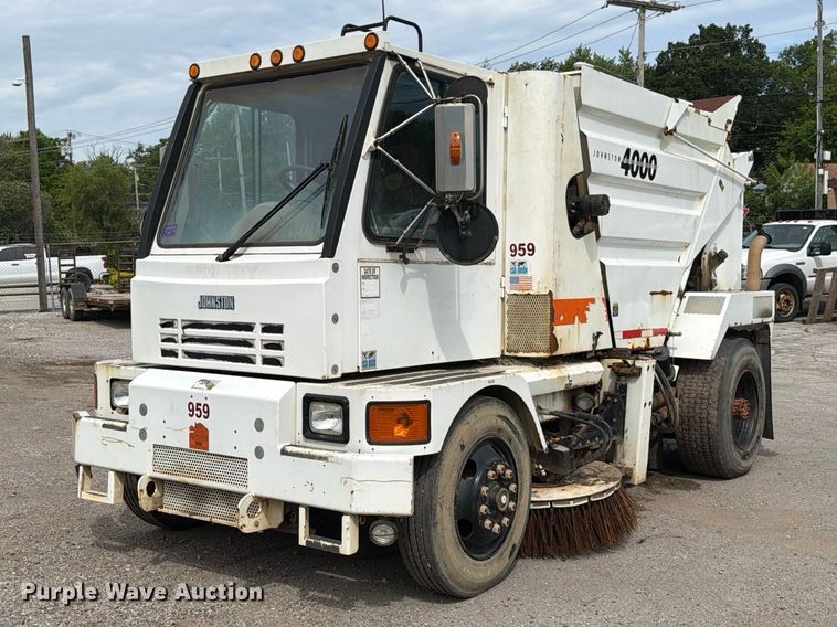 image for item FB8181 2001 Johnston 4000 street sweeper