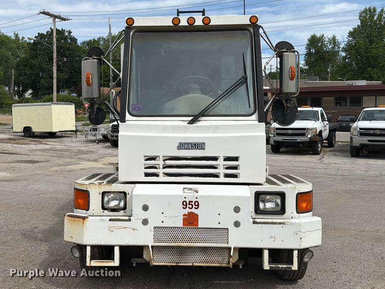 image for item FB8181 2001 Johnston 4000 street sweeper