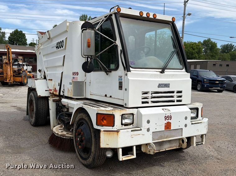 image for item FB8181 2001 Johnston 4000 street sweeper