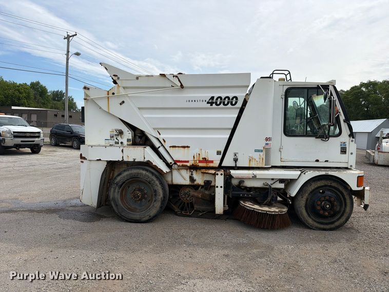 image for item FB8181 2001 Johnston 4000 street sweeper