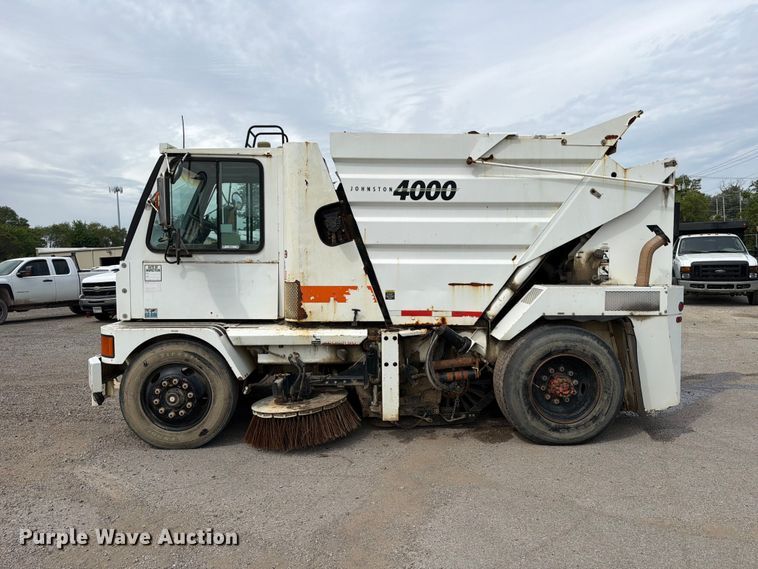 image for item FB8181 2001 Johnston 4000 street sweeper
