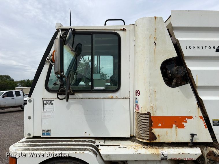 image for item FB8181 2001 Johnston 4000 street sweeper
