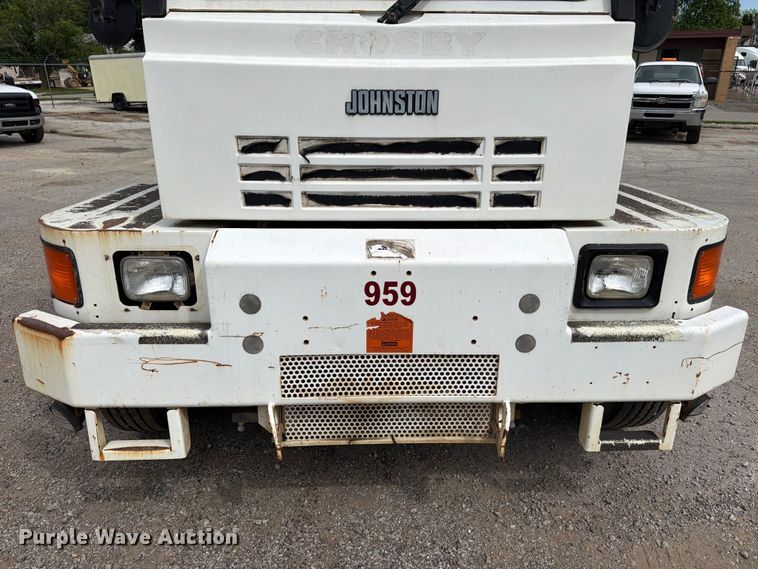 image for item FB8181 2001 Johnston 4000 street sweeper
