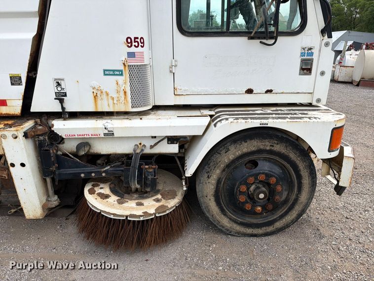 image for item FB8181 2001 Johnston 4000 street sweeper
