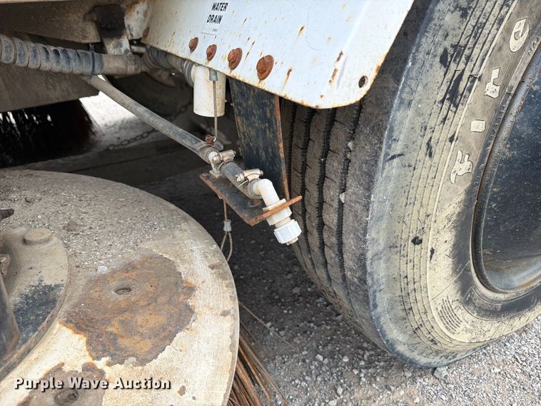 image for item FB8181 2001 Johnston 4000 street sweeper