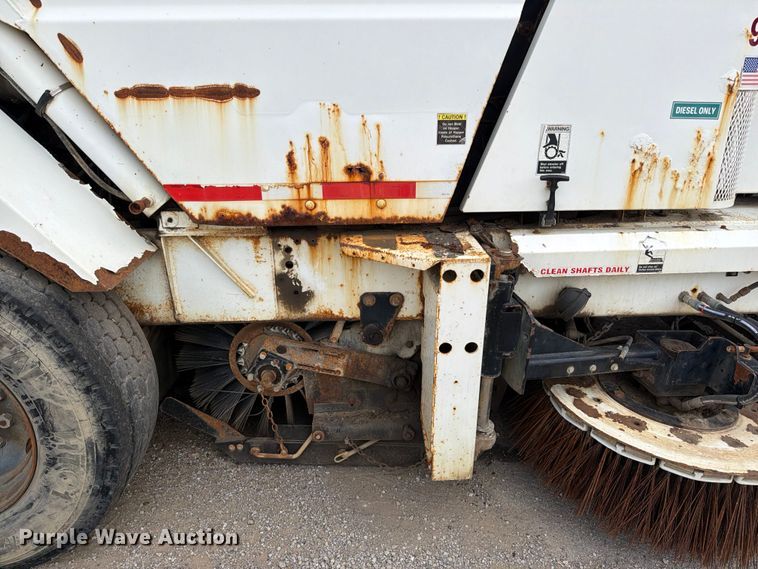 image for item FB8181 2001 Johnston 4000 street sweeper