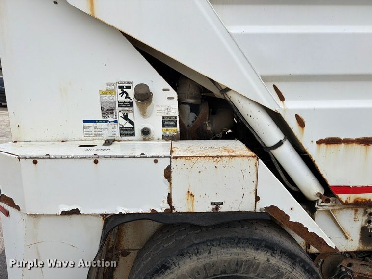 image for item FB8181 2001 Johnston 4000 street sweeper