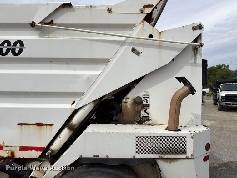 image for item FB8181 2001 Johnston 4000 street sweeper