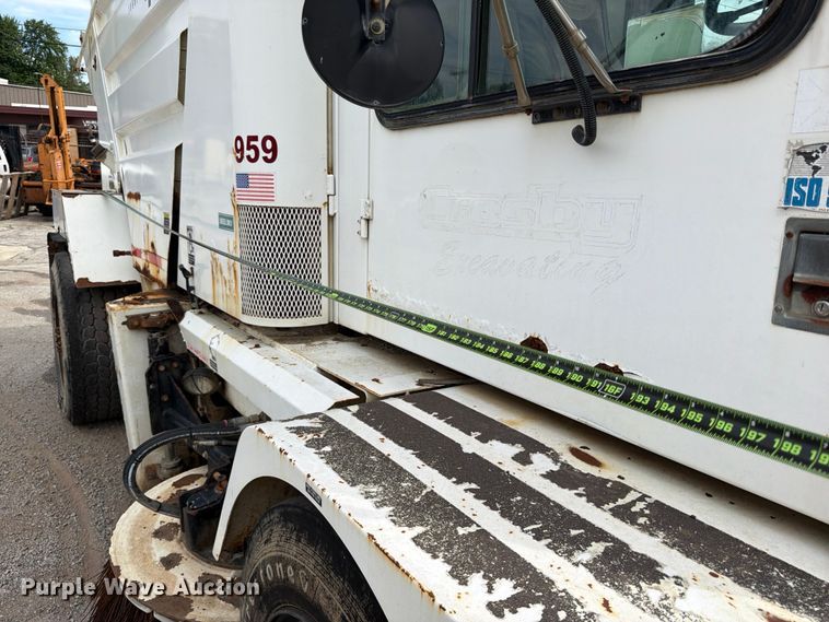 image for item FB8181 2001 Johnston 4000 street sweeper