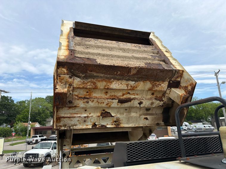 image for item FB8181 2001 Johnston 4000 street sweeper