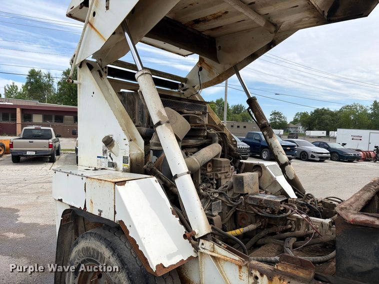 image for item FB8181 2001 Johnston 4000 street sweeper