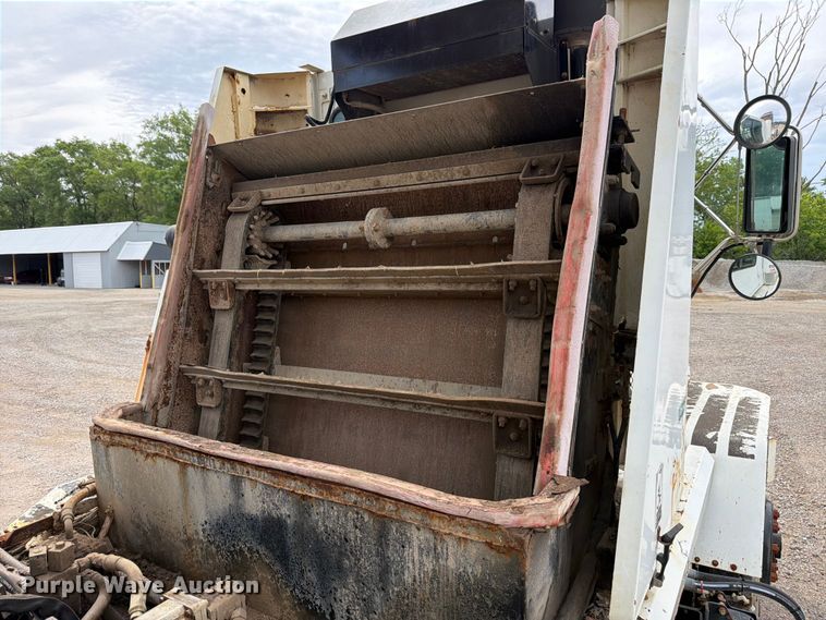 image for item FB8181 2001 Johnston 4000 street sweeper