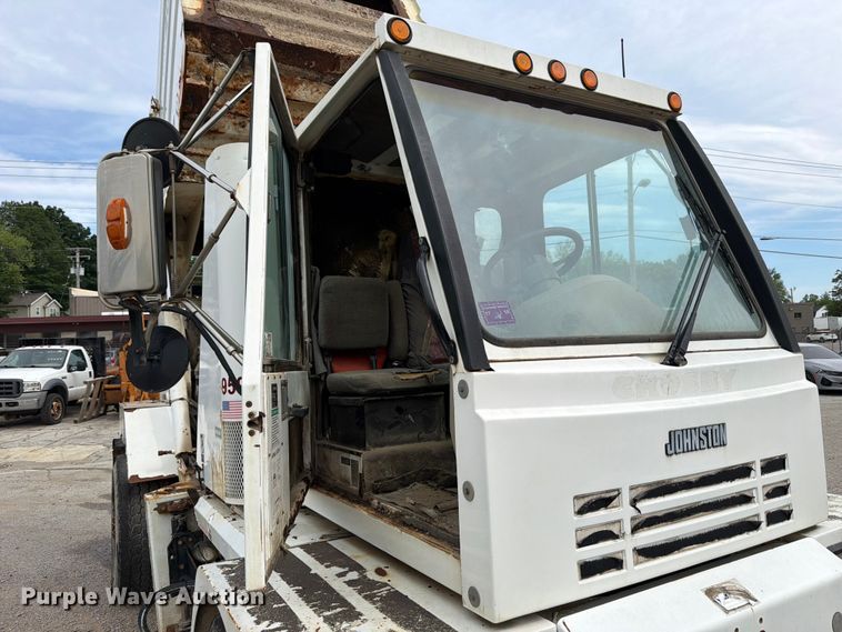 image for item FB8181 2001 Johnston 4000 street sweeper