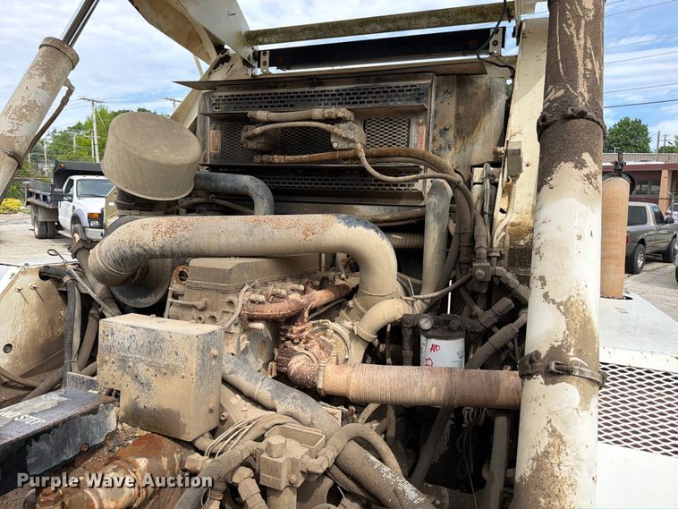 image for item FB8181 2001 Johnston 4000 street sweeper
