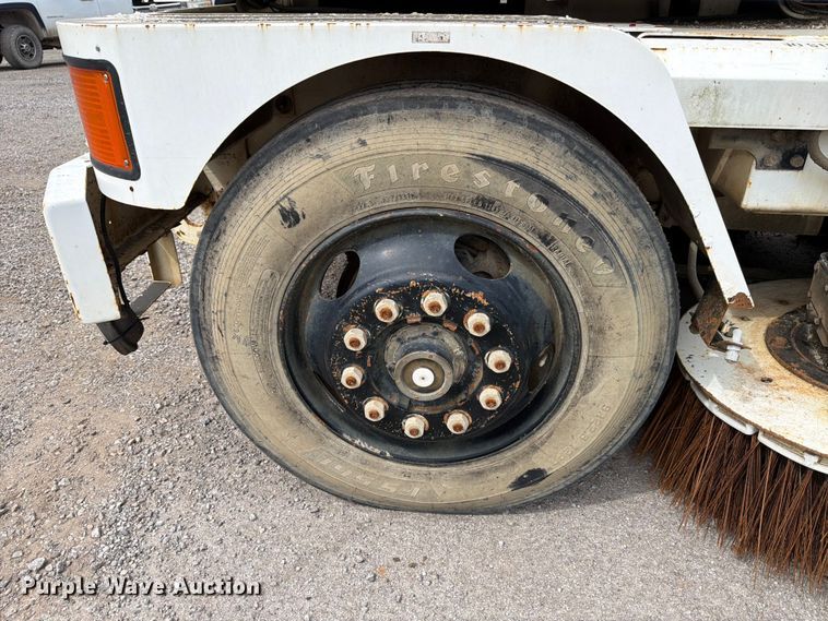 image for item FB8181 2001 Johnston 4000 street sweeper