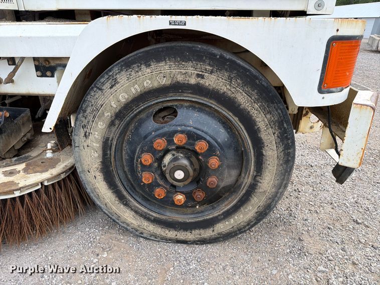 image for item FB8181 2001 Johnston 4000 street sweeper