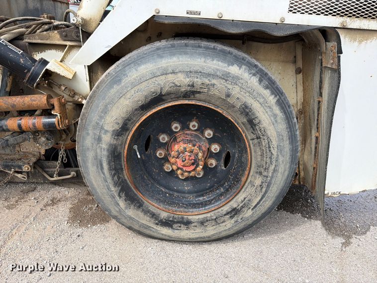 image for item FB8181 2001 Johnston 4000 street sweeper