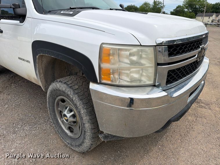 image for item FB8182 2011 Chevrolet Silverado 2500HD Ext. Cab pickup truck