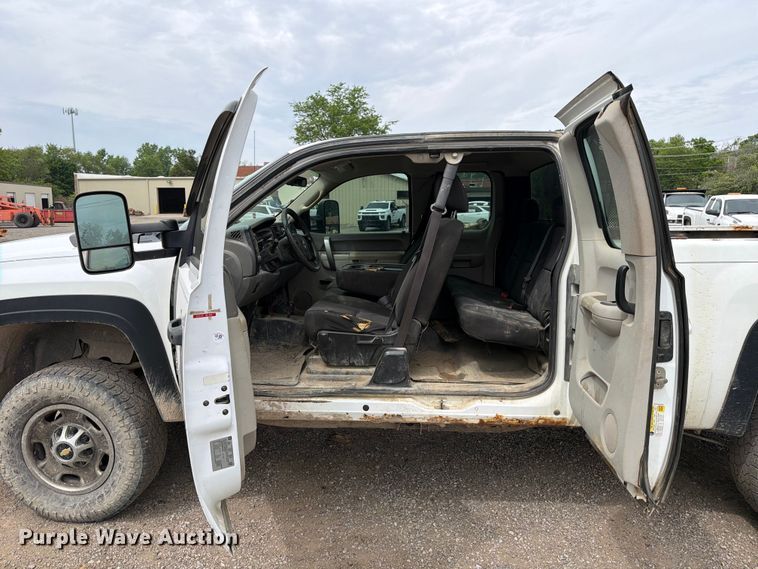 image for item FB8182 2011 Chevrolet Silverado 2500HD Ext. Cab pickup truck