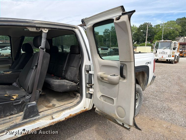 image for item FB8182 2011 Chevrolet Silverado 2500HD Ext. Cab pickup truck