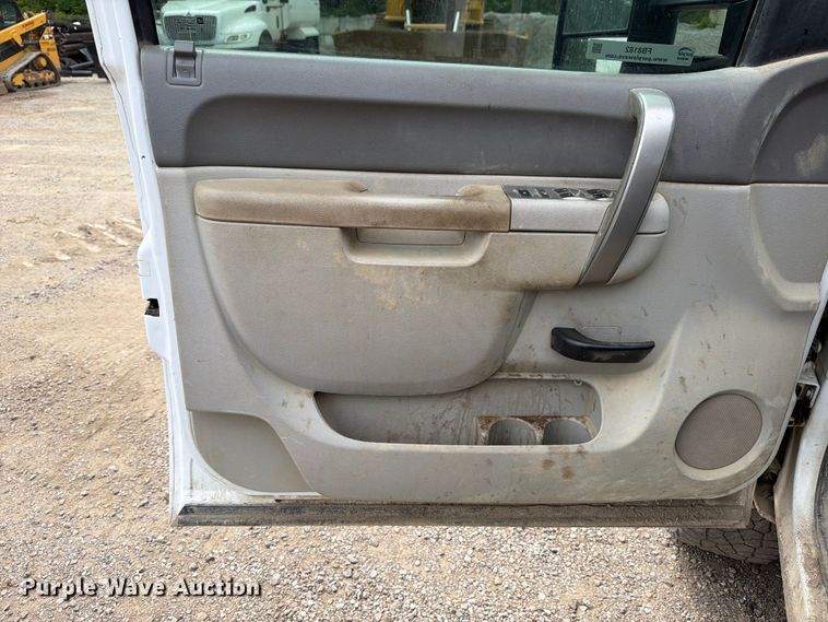 image for item FB8182 2011 Chevrolet Silverado 2500HD Ext. Cab pickup truck