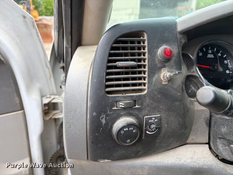 image for item FB8182 2011 Chevrolet Silverado 2500HD Ext. Cab pickup truck