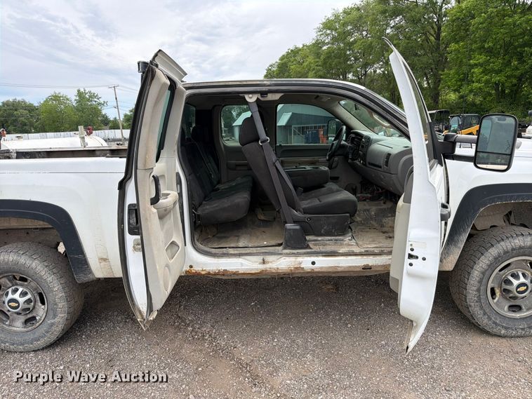 image for item FB8182 2011 Chevrolet Silverado 2500HD Ext. Cab pickup truck