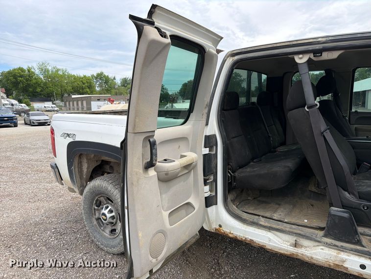 image for item FB8182 2011 Chevrolet Silverado 2500HD Ext. Cab pickup truck