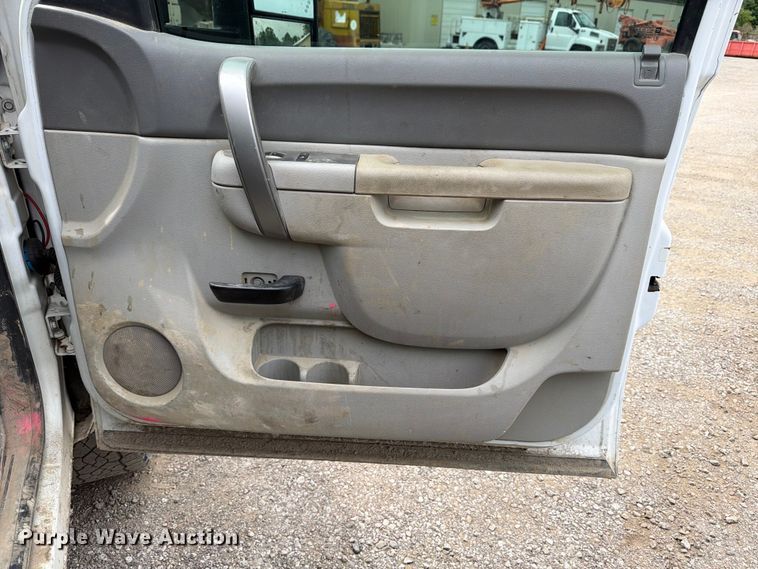 image for item FB8182 2011 Chevrolet Silverado 2500HD Ext. Cab pickup truck