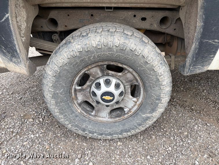 image for item FB8182 2011 Chevrolet Silverado 2500HD Ext. Cab pickup truck