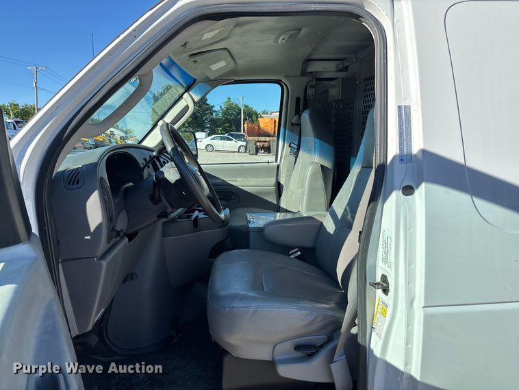 image for item FC1652 2006 Ford E250 van