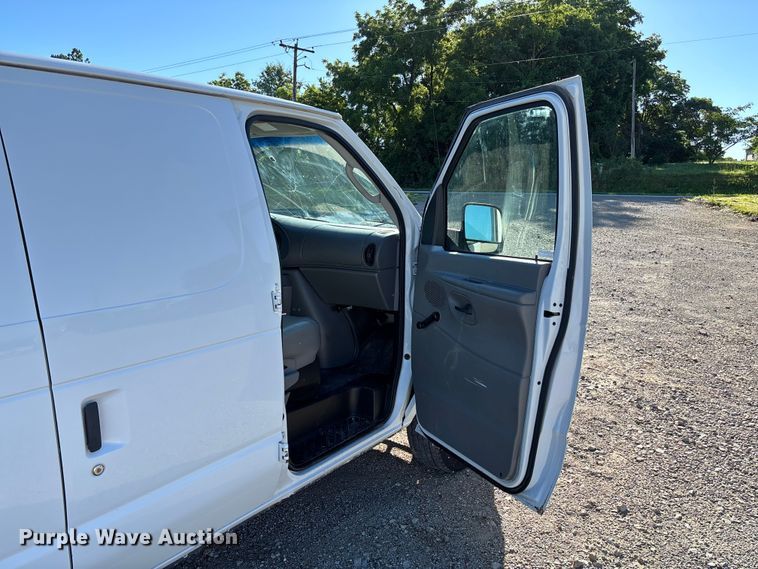 image for item FC1652 2006 Ford E250 van