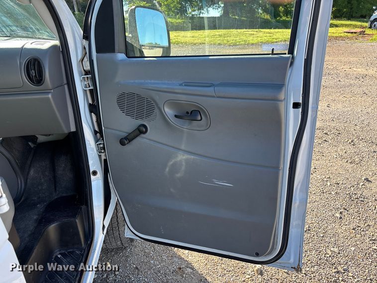 image for item FC1652 2006 Ford E250 van