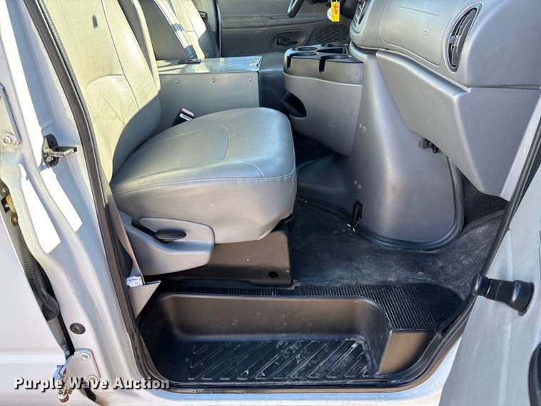 image for item FC1652 2006 Ford E250 van