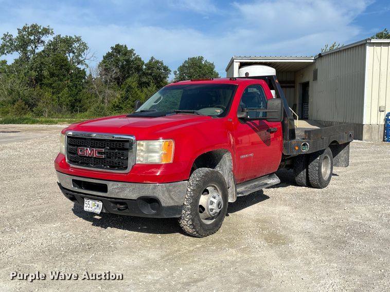 2011 GMC Sierra 3500 flatbed pickup truck