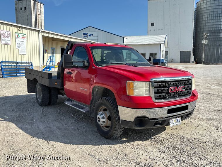 image for item FC1758 2011 GMC Sierra 3500 flatbed pickup truck