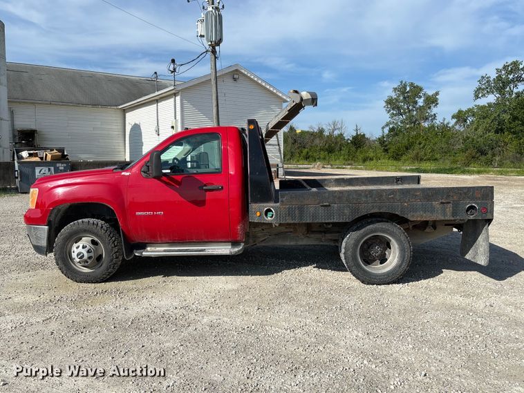image for item FC1758 2011 GMC Sierra 3500 flatbed pickup truck
