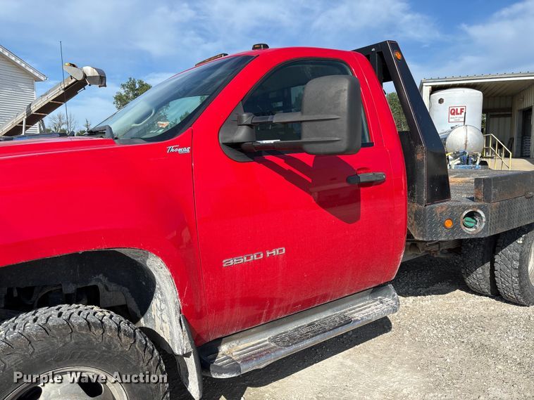 image for item FC1758 2011 GMC Sierra 3500 flatbed pickup truck