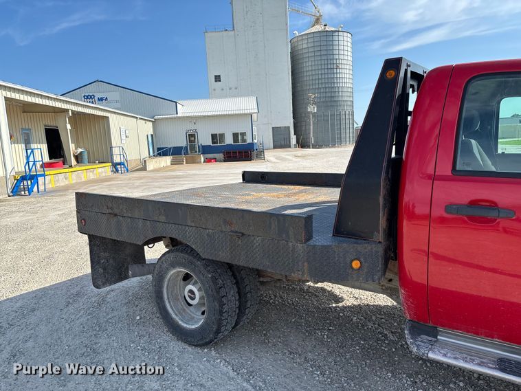 image for item FC1758 2011 GMC Sierra 3500 flatbed pickup truck
