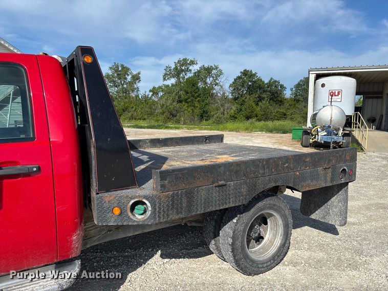 image for item FC1758 2011 GMC Sierra 3500 flatbed pickup truck