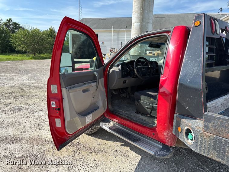 image for item FC1758 2011 GMC Sierra 3500 flatbed pickup truck