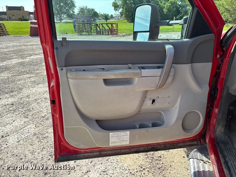 image for item FC1758 2011 GMC Sierra 3500 flatbed pickup truck