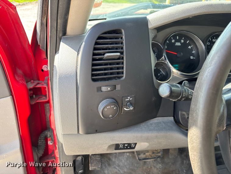 image for item FC1758 2011 GMC Sierra 3500 flatbed pickup truck