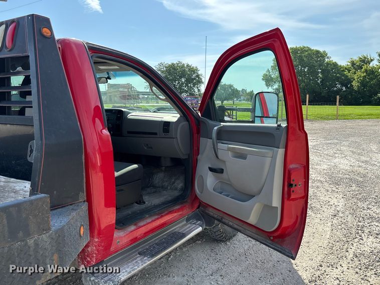 image for item FC1758 2011 GMC Sierra 3500 flatbed pickup truck