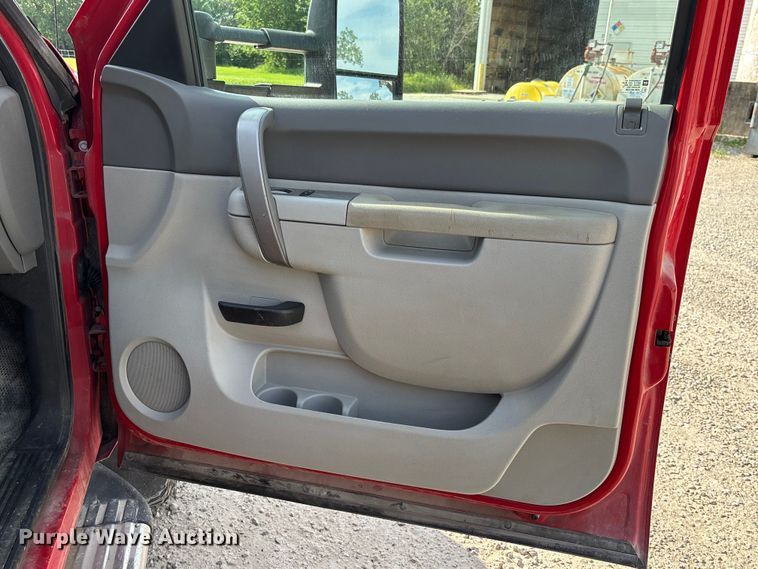 image for item FC1758 2011 GMC Sierra 3500 flatbed pickup truck