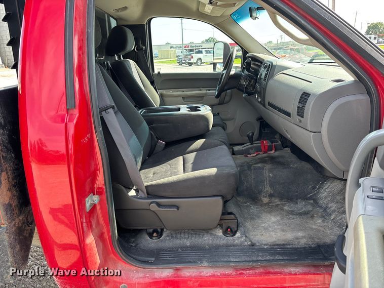 image for item FC1758 2011 GMC Sierra 3500 flatbed pickup truck