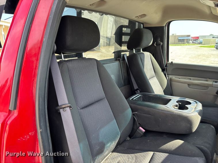 image for item FC1758 2011 GMC Sierra 3500 flatbed pickup truck